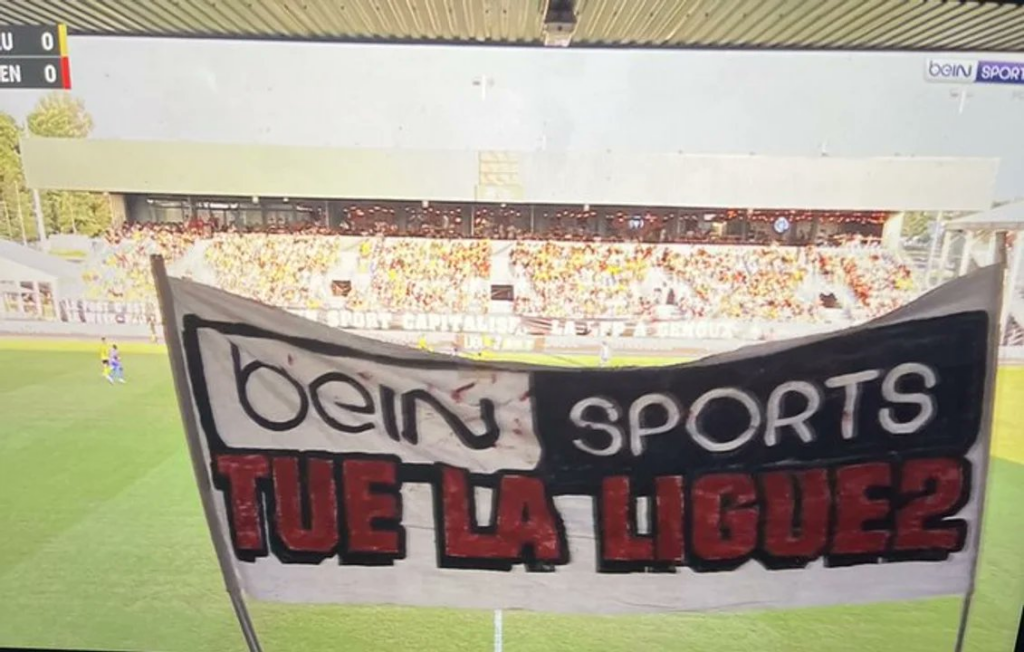 Pancarta en francés: "BeIN Sports mata Ligue 2"
