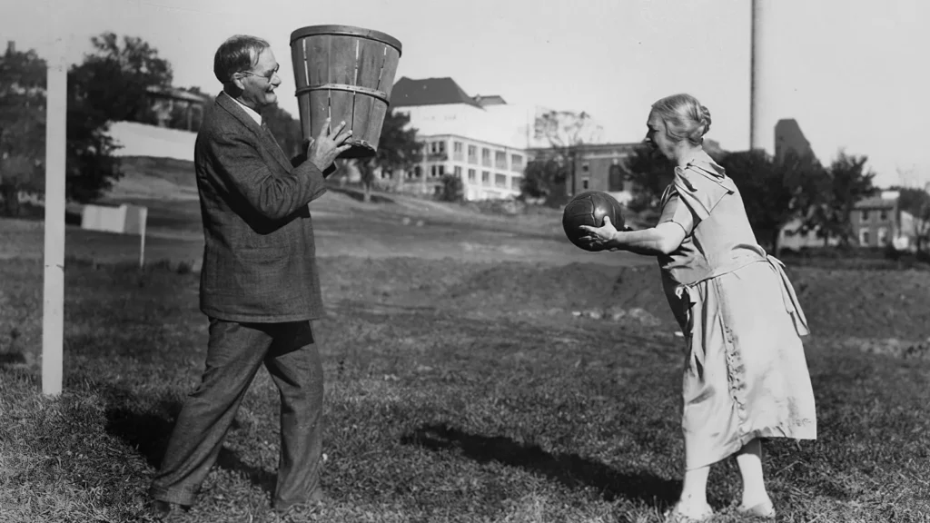El Profesor de Educación Física, James Naismith, creó el Basquet para que sus alumnos puedan realizar actividad en el invierno