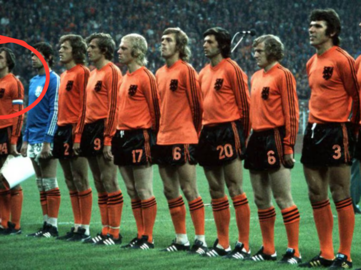 La camiseta distintas a sus compañeros que Johan Cruyff utilizó en el Mundial 1974: dos tiras en lugar de tres porque se negó a ser vestido por Adidas