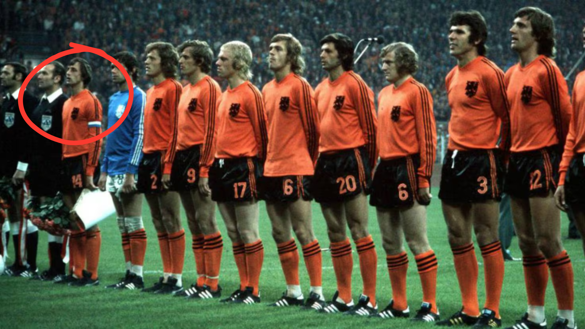 La camiseta distinta a la de sus compañeros que Johan Cruyff utilizó en el Mundial 1974: dos tiras en lugar de tres porque se negó a ser vestido por Adidas