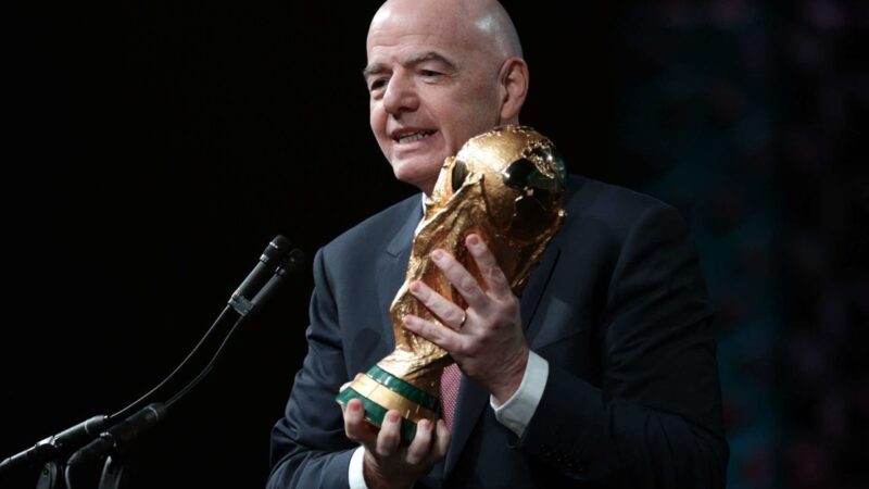 El Mundial a la venta: Infantino entrega la joya de la corona a los privados a cambio de más dinero y el fantasma del boicot regresa
